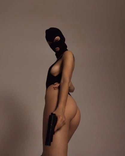 סטריפטיזרית חשפנית שרה אילת